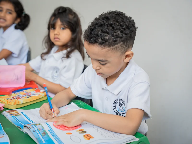 Crianças do Avicena numa actividade de desenho